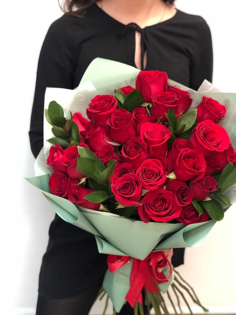 Букет из 35 красных Роз Эквадор с зеленью в матовой бумаге 50 см