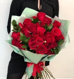 Букет из 35 красных Роз Эквадор с зеленью в матовой бумаге 80 см