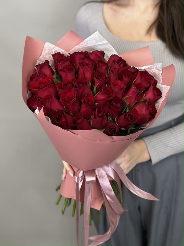 Дизайнерский букет из 35 красных роз Кения 35-40 см в матовой бумаге Дизайнерский букет из 35 красных роз Кения 35-40 см в матовой бумаге