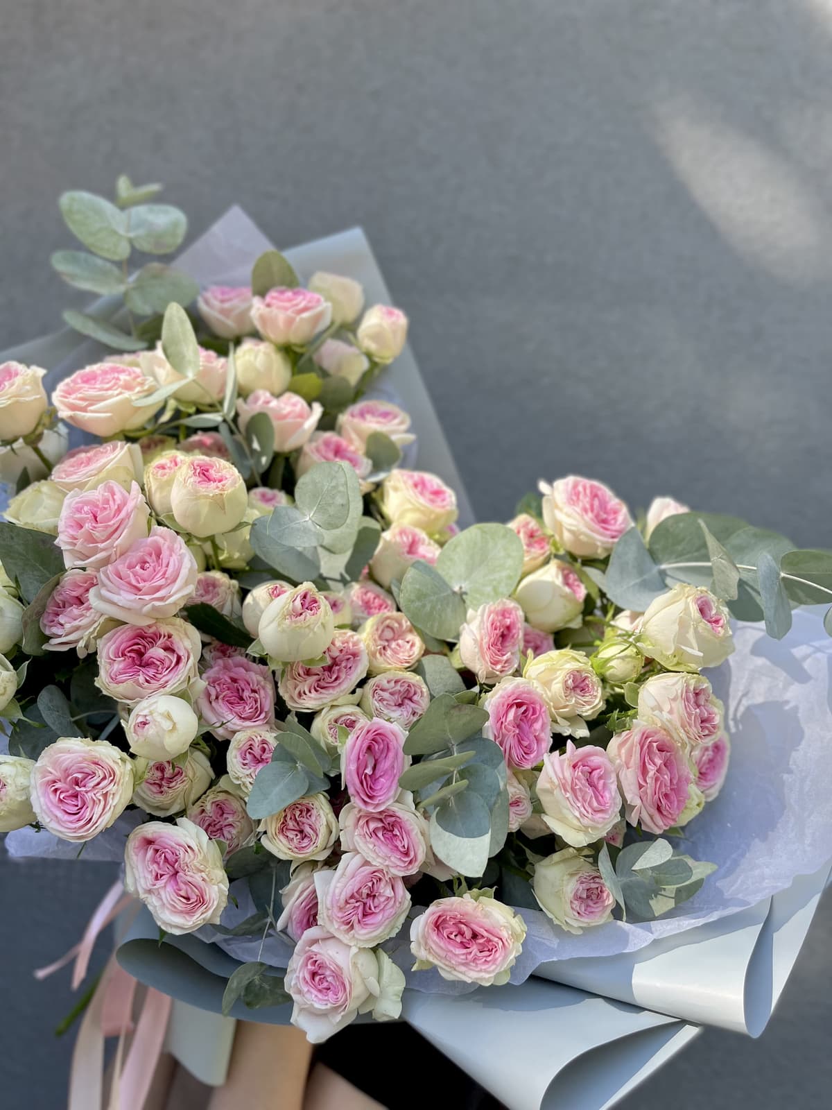 Нежный букет из 35 пионовидных кустовых роз Gelato с эвкалиптом