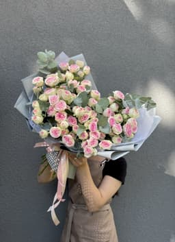 Нежный букет из 35 пионовидных кустовых роз Gelato с эвкалиптом