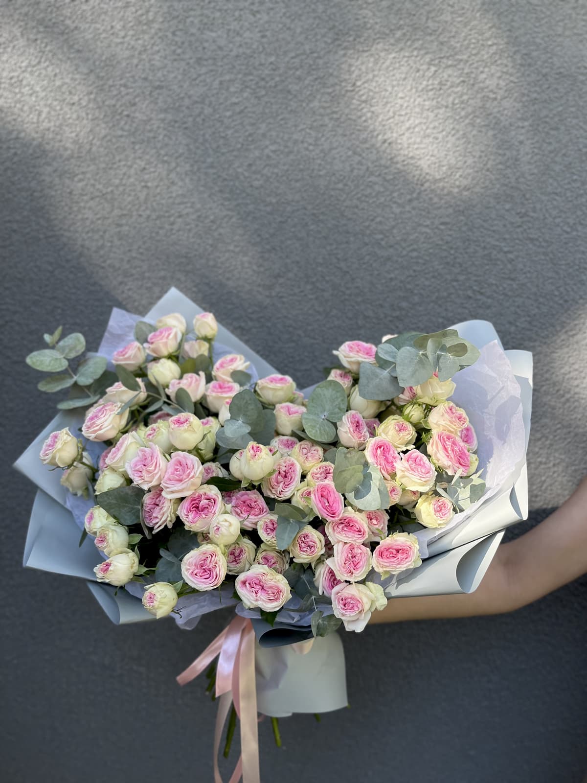Нежный букет из 35 пионовидных кустовых роз Gelato с эвкалиптом