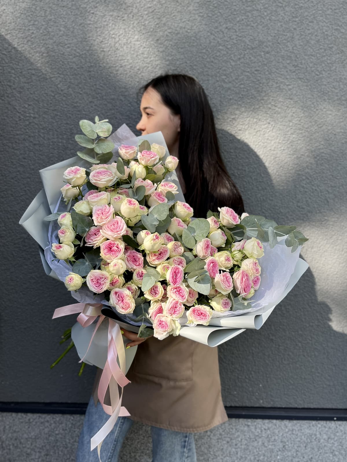 Нежный букет из 35 пионовидных кустовых роз Gelato с эвкалиптом