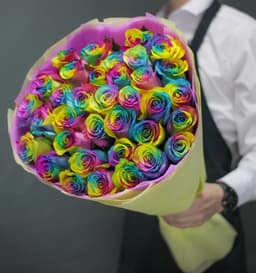 Букет из 35 радужных Роз Эквадор в фирменном оформлении