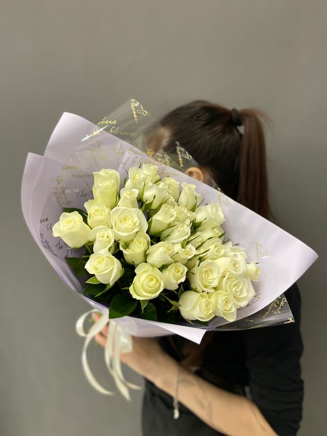 Букет из 35 роз белых Кения 35-40см в матовой бумаге Букет из 35 роз белых Кения 35-40см в матовой бумаге