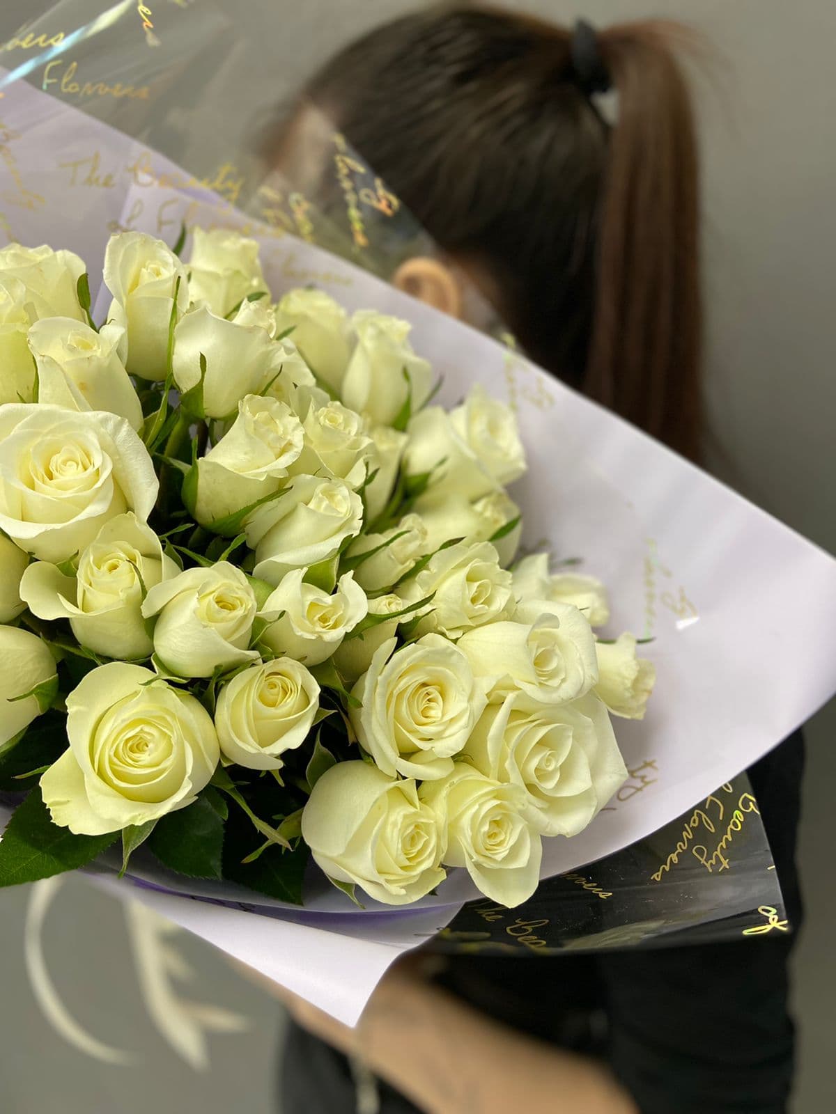 Свежий букет из 35 роз белых Кения 35-40см в матовой бумаге