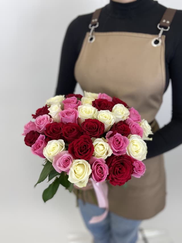 Красочный букет из 35 роз Кения микс 35-40см Красочный букет из 35 роз Кения микс 35-40см