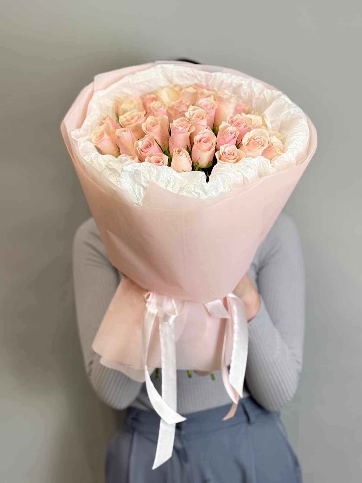 Букет из 35 розовых роз Кения 35-40 см в фирменной упаковке