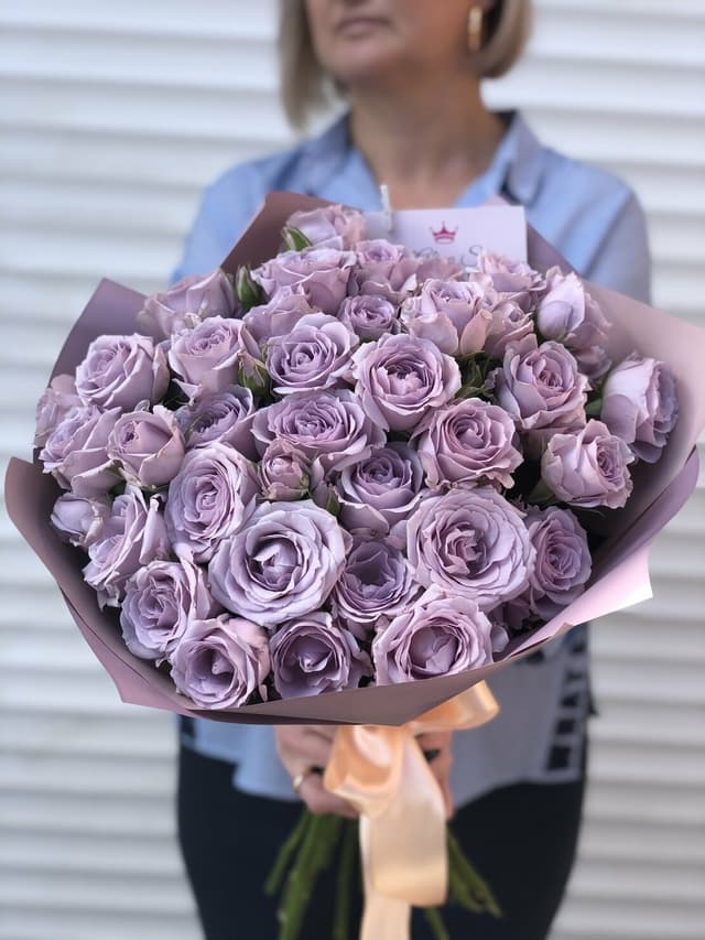 Букет из 35 сиреневых Роз Эквадор в матовой бумаге 70 см Букет из 35 сиреневых Роз Эквадор в матовой бумаге 70 см