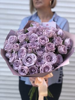 Букет из 35 сиреневых Роз Эквадор в матовой бумаге 70 см