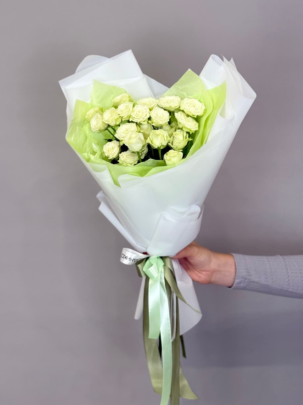 Букет из 5 белых кустовых роз