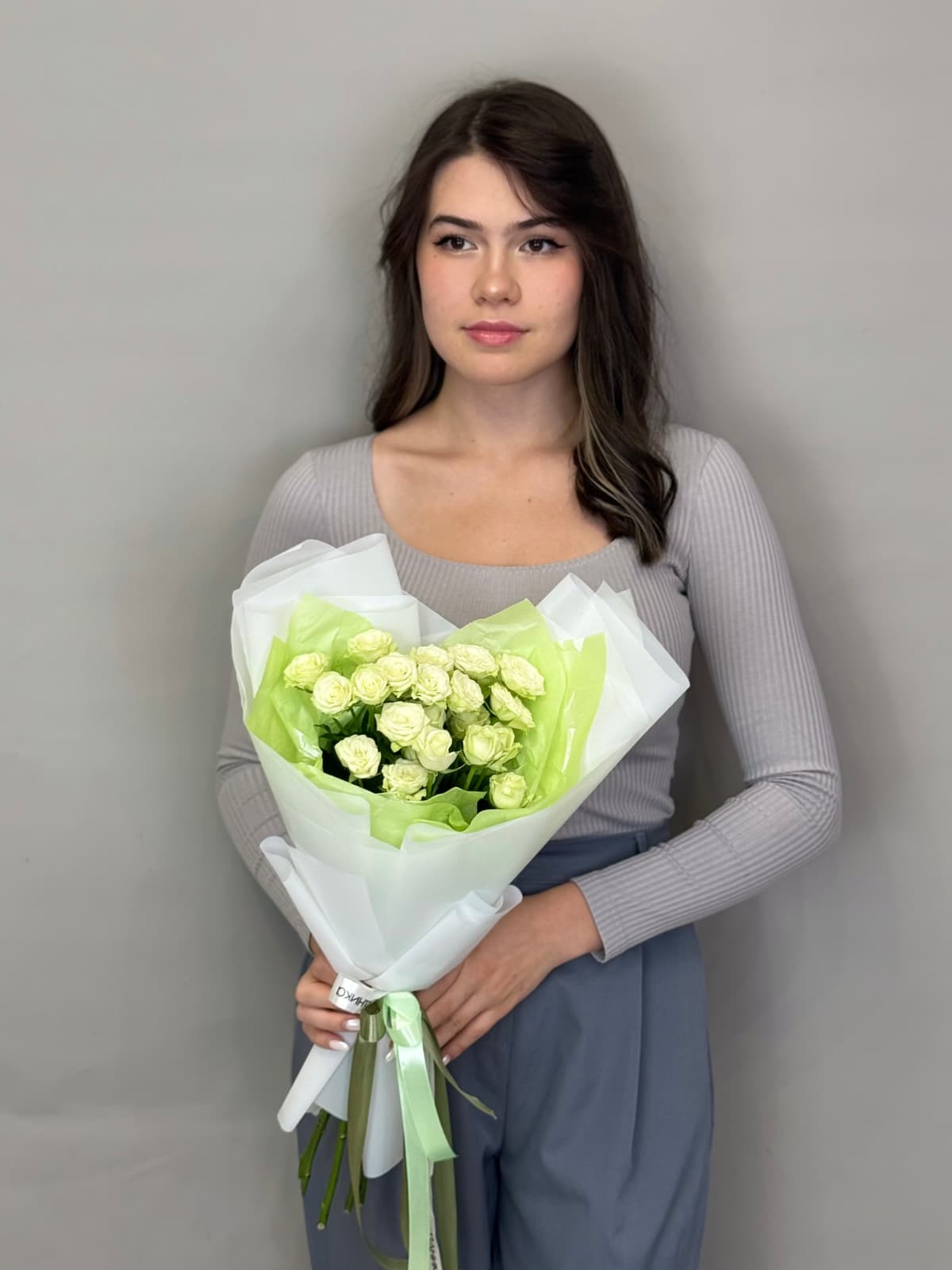 Букет из 5 белых кустовых роз