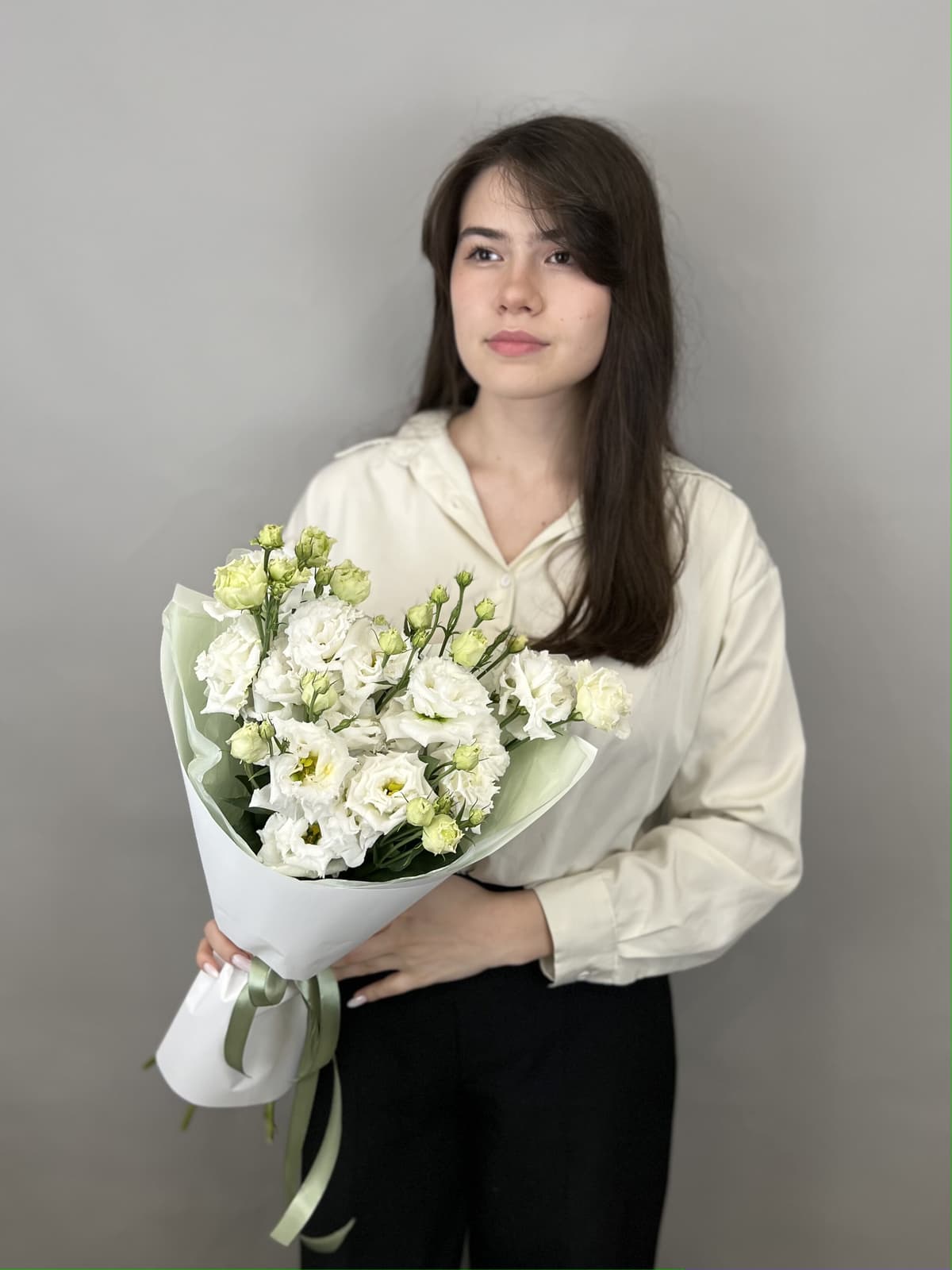 Красивый букет из 5 белых эустом