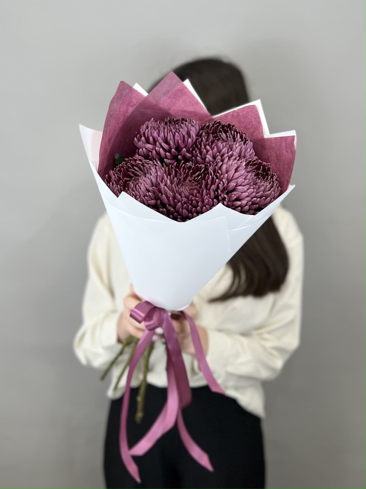 Букет из 5 фиолетовых хризантем "Бигуди"