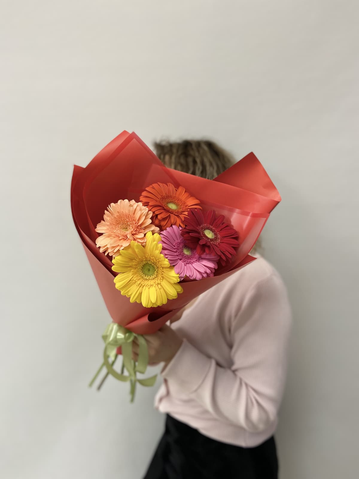 Красивый букет из 5 Гербер в матовой бумаге