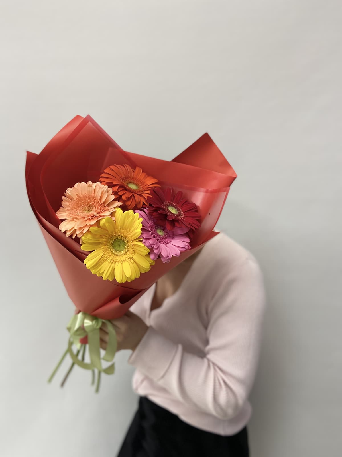 Красивый букет из 5 Гербер в матовой бумаге