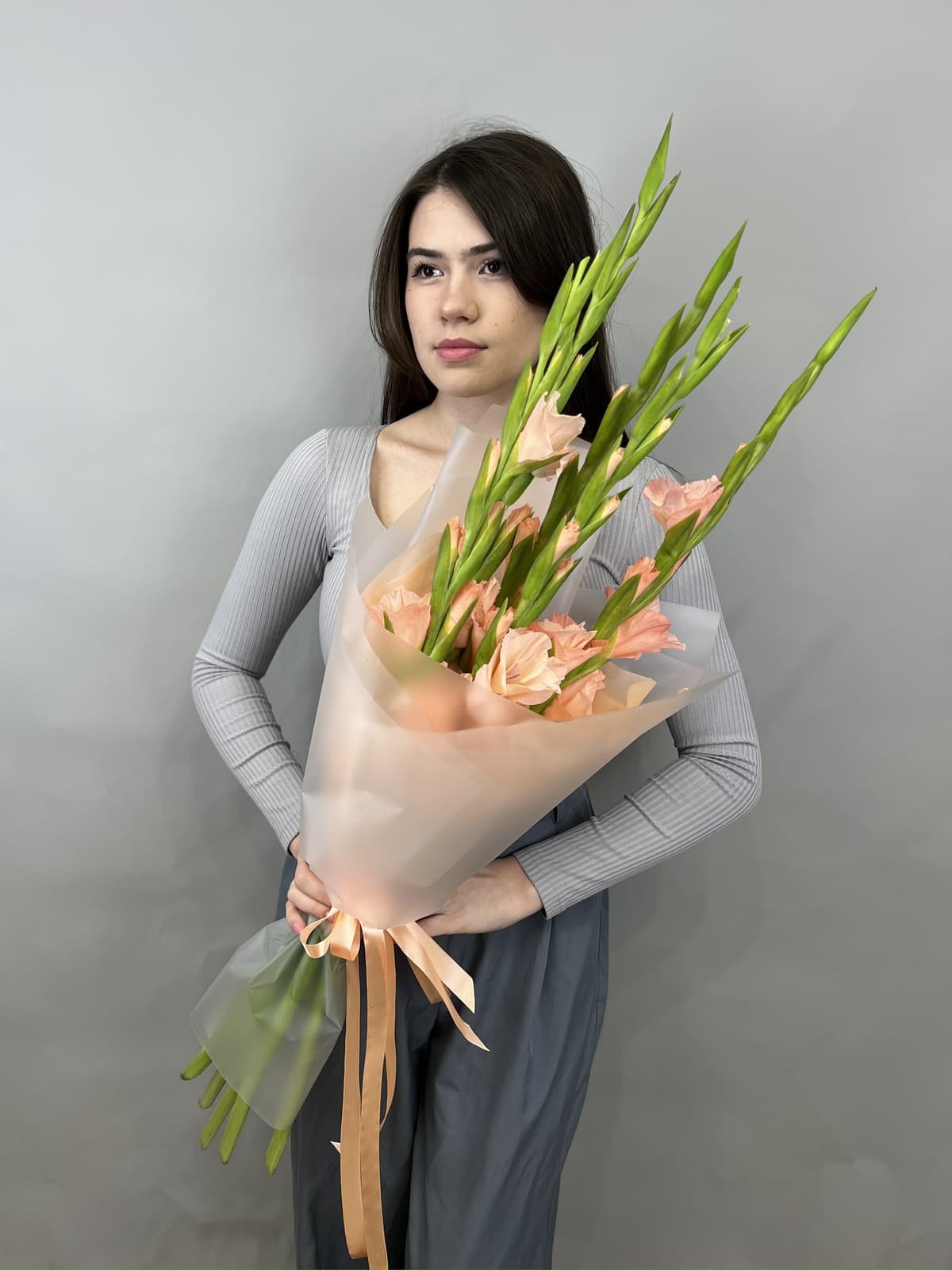 Букет из 5 гладиолусов персик в матовой бумаге