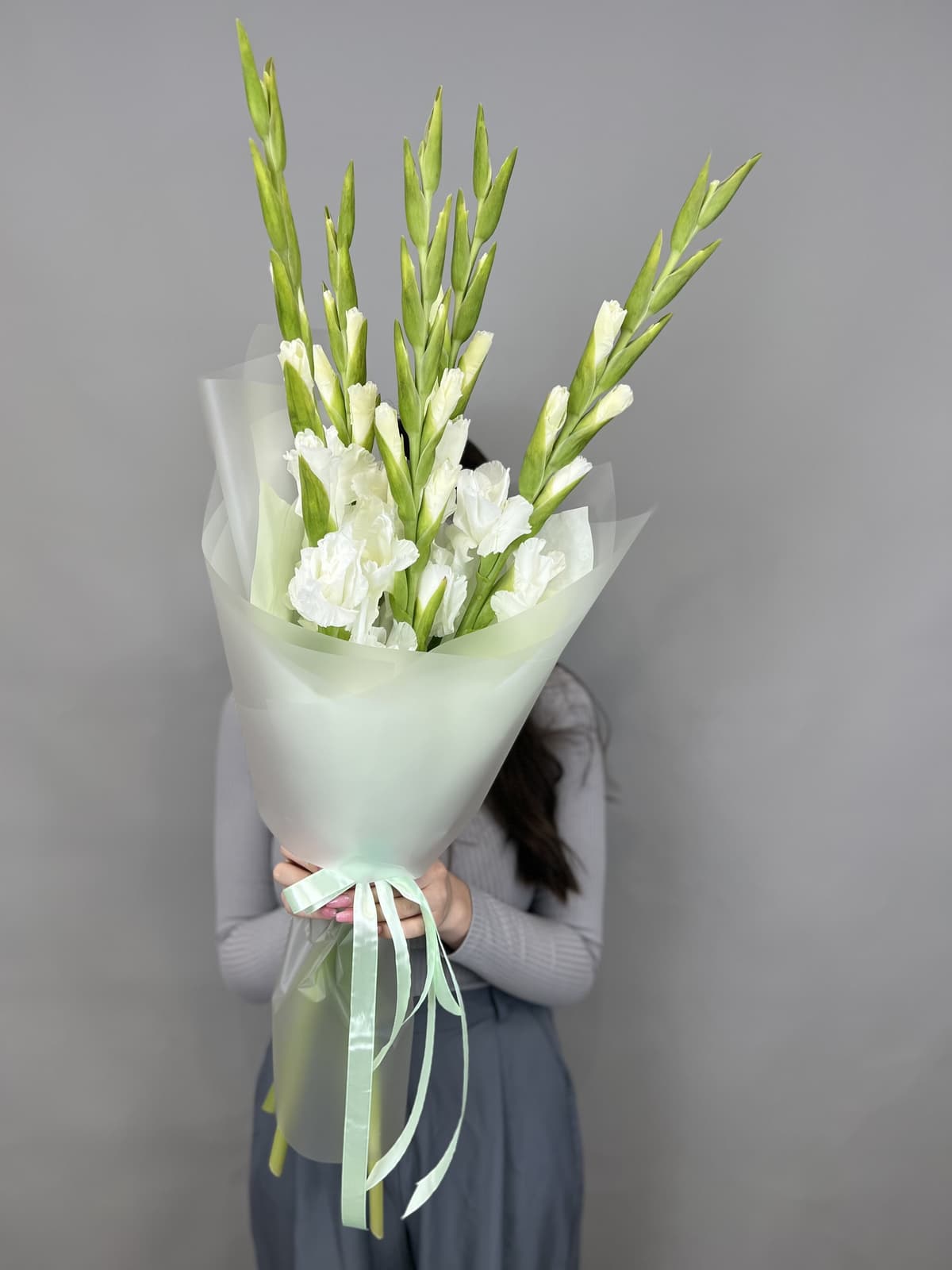 Букет из 5 Гладиолусов в матовой бумаге