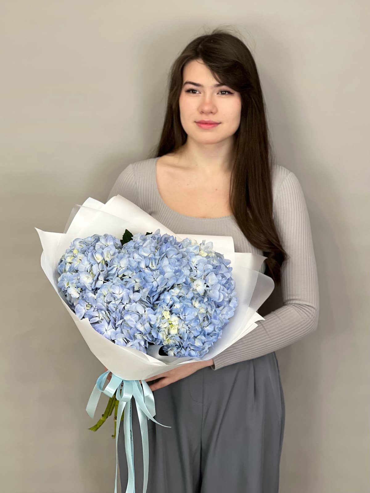 Цветочный букет из 5 голубых гортензий