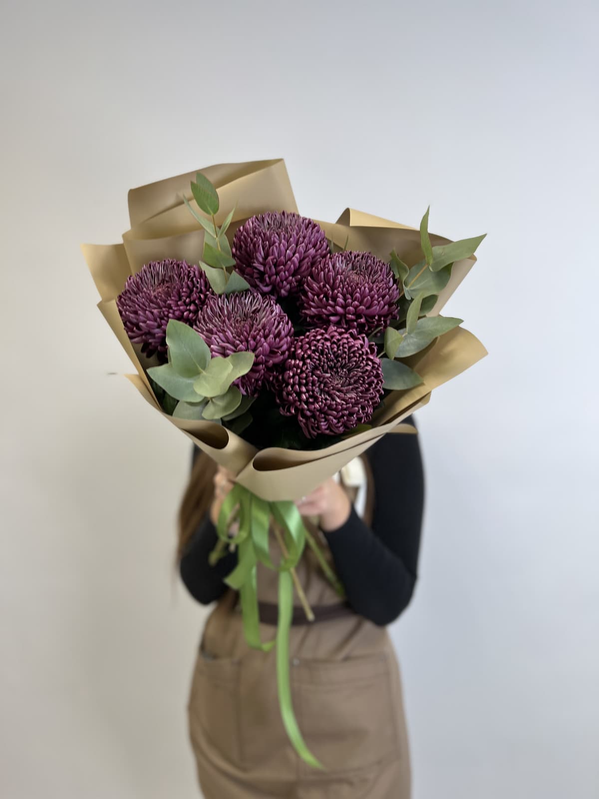 Букет из 5 Хризантем с эвкалиптом в матовой бумаге