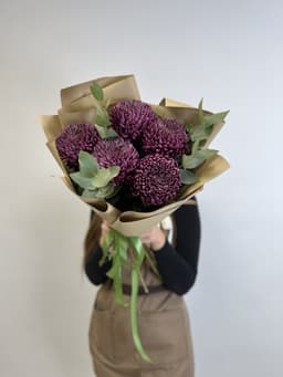 Букет из 5 Хризантем с эвкалиптом в матовой бумаге