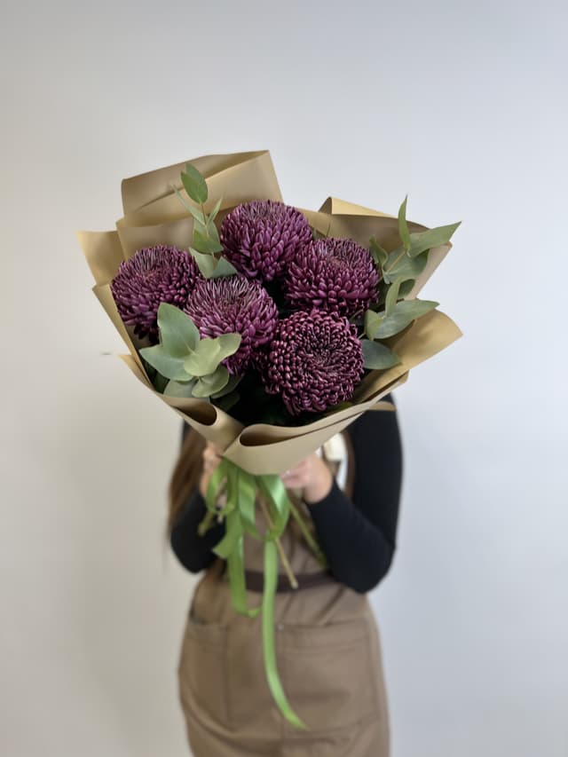 Букет из 5 Хризантем с эвкалиптом в матовой бумаге Букет из 5 Хризантем с эвкалиптом в матовой бумаге