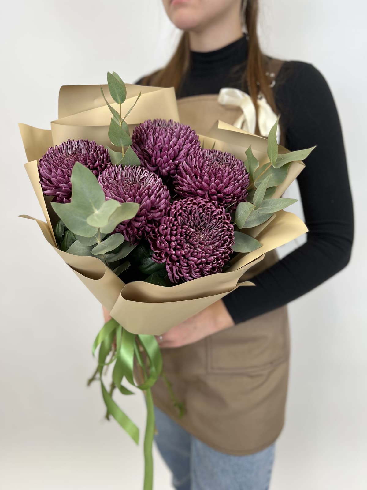 Букет из 5 Хризантем с эвкалиптом в матовой бумаге