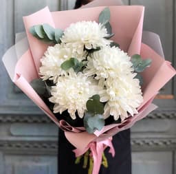 Шикарный букет из 5 крупноголовых хризантем с зеленью