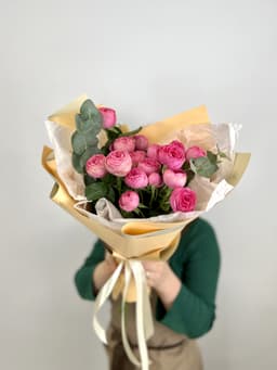 Мини букет из 5 пионовидных кустовых роз «Жизель» с эвкалиптом