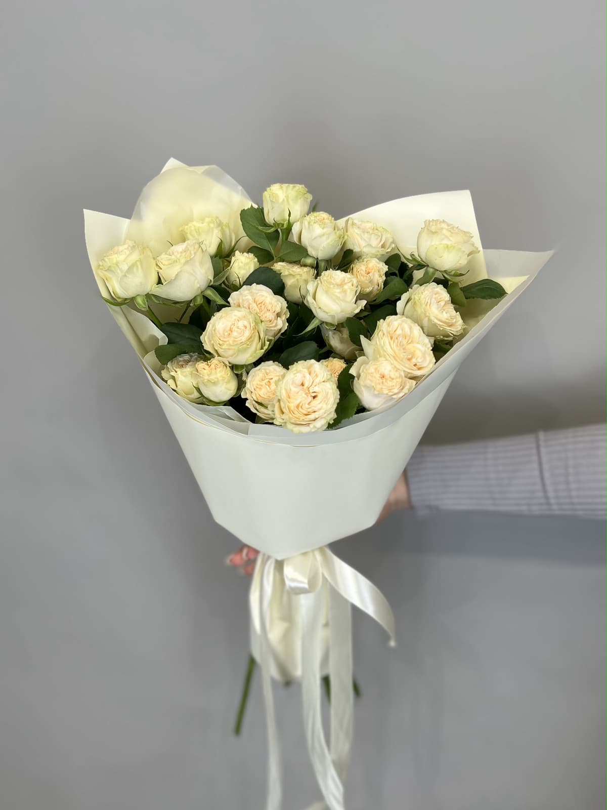 Красочный букет из 5 кустовых пионовидных роз "Summer rose" S