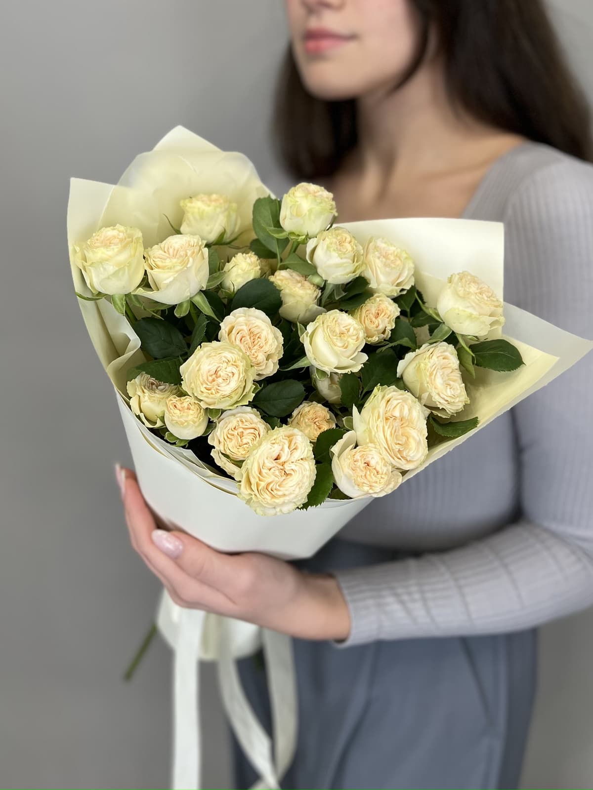 Красочный букет из 5 кустовых пионовидных роз "Summer rose" S