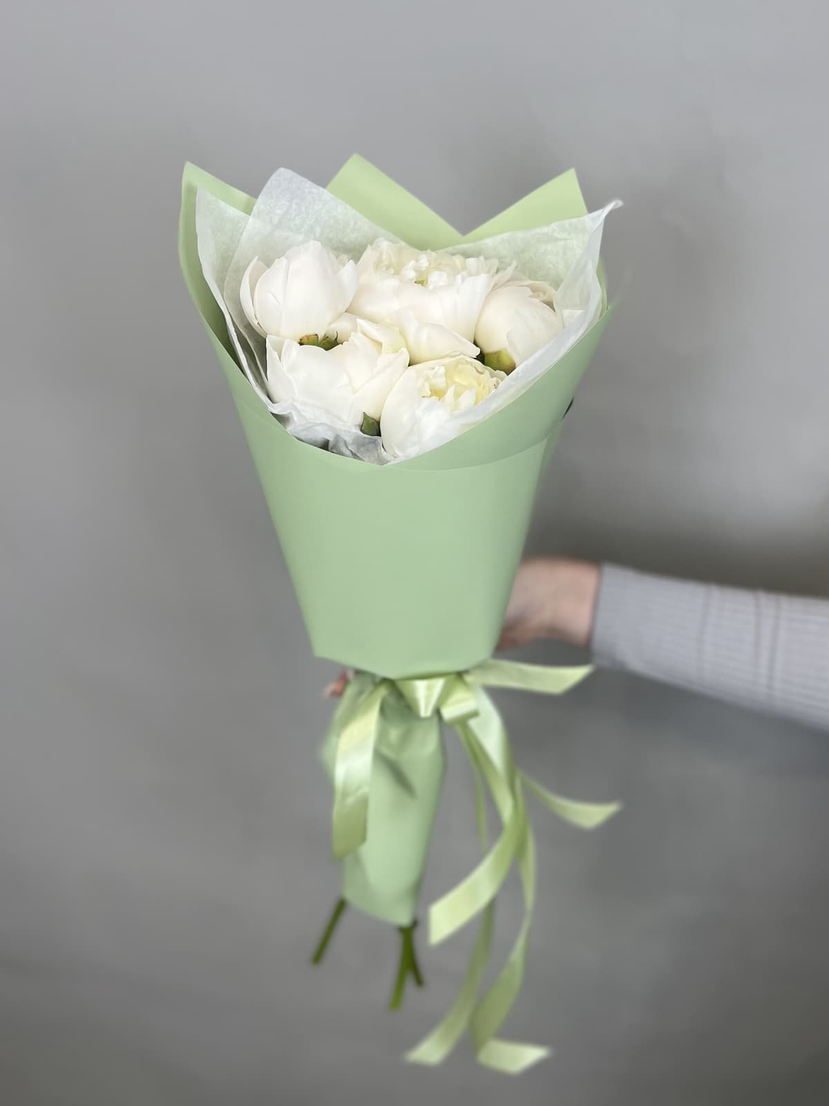 Стильный букет из 5 пионов Duchesse de Nemo