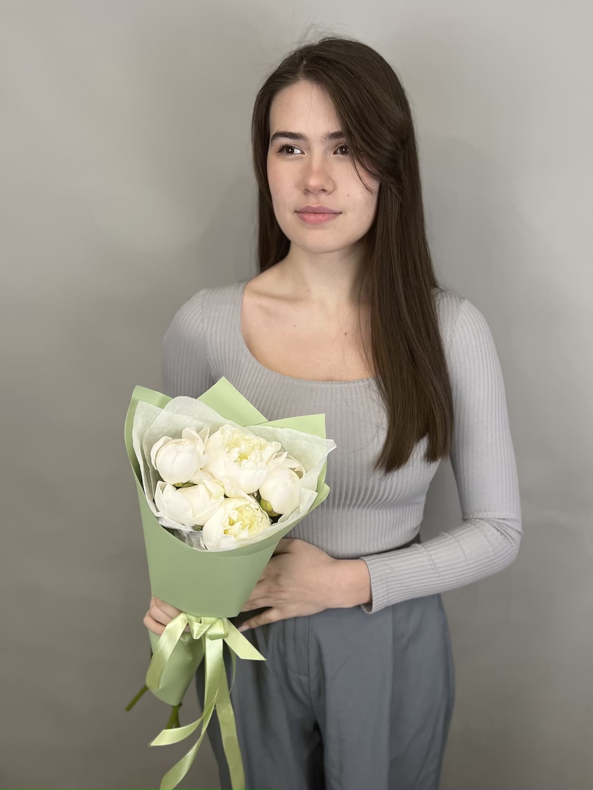 Стильный букет из 5 пионов Duchesse de Nemo