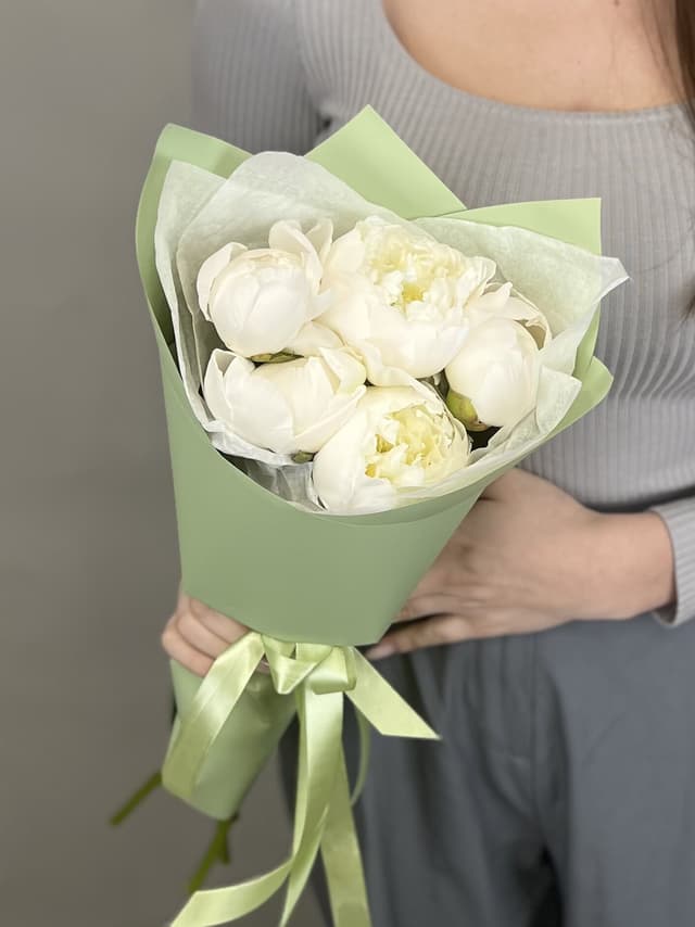 Стильный букет из 5 пионов "Дюшес Д Немо" Стильный букет из 5 пионов "Дюшес Д Немо"