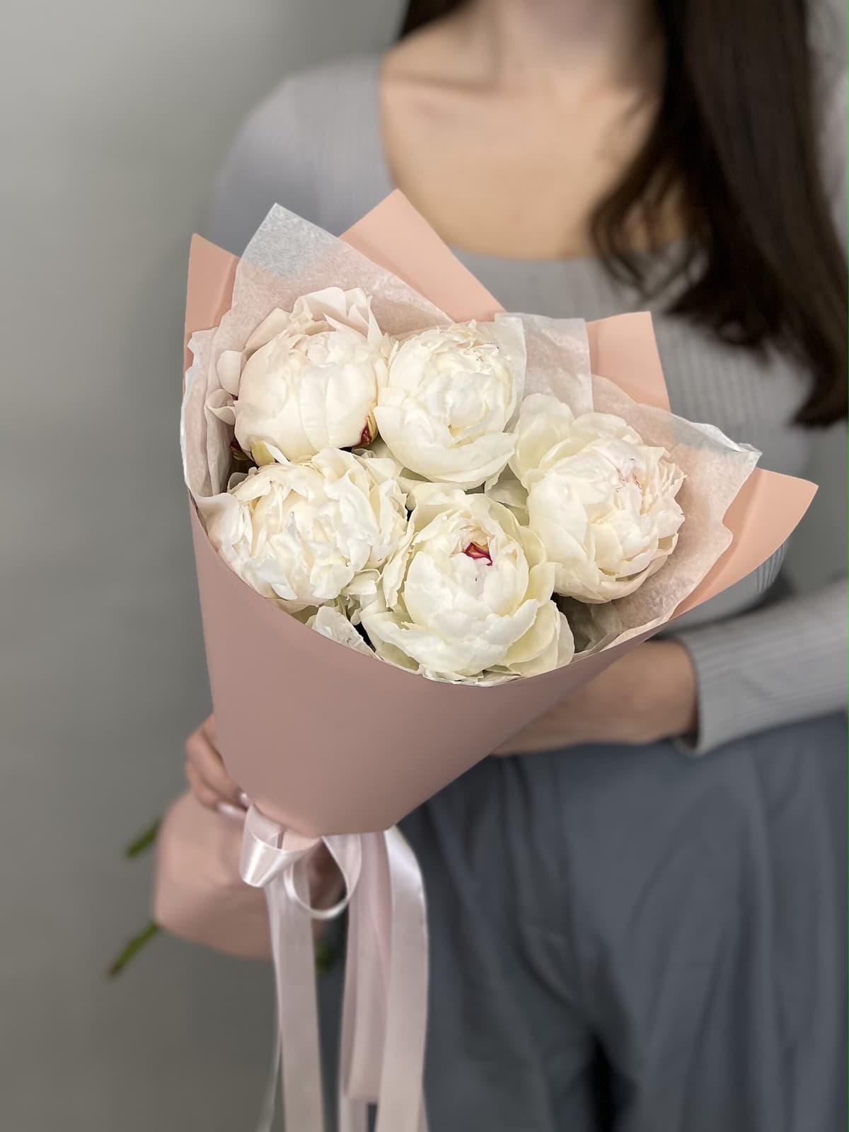 Стильный букет из 5 пионов Odile