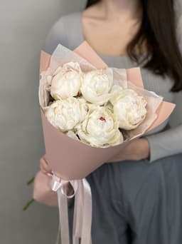 Стильный букет из 5 пионов Odile