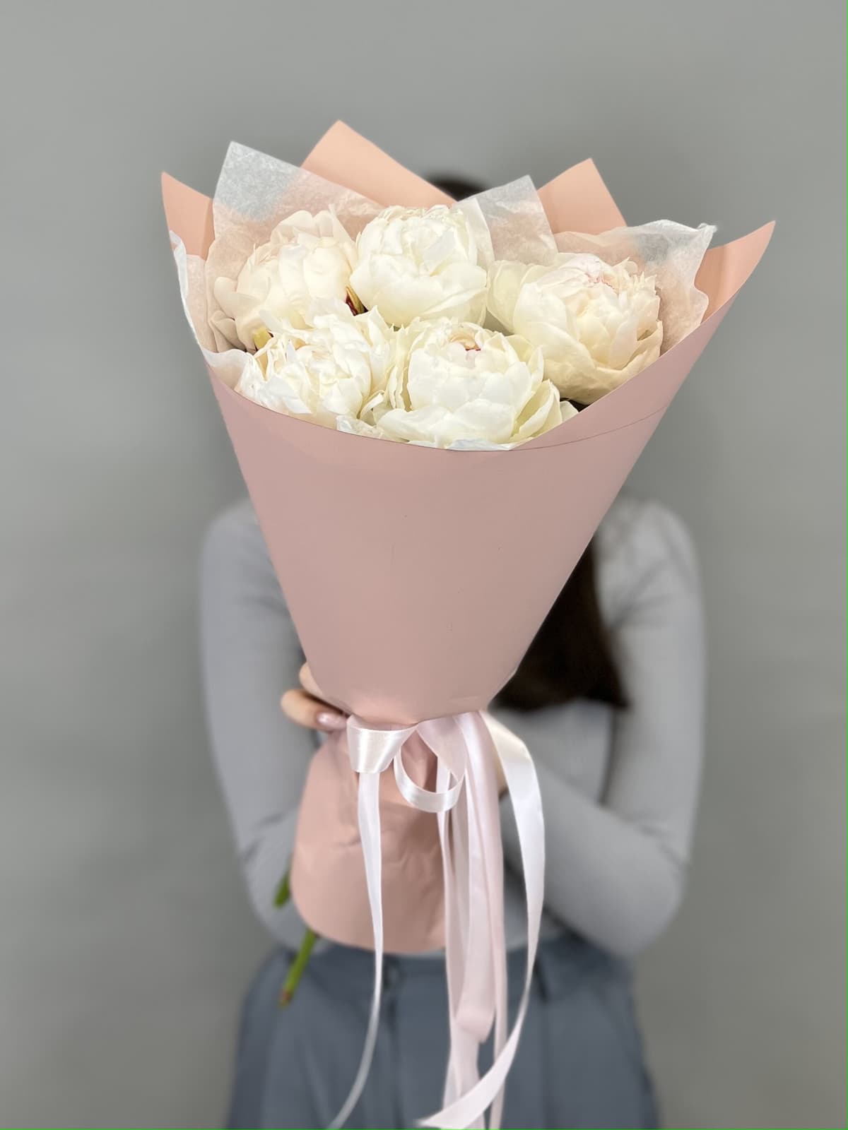 Стильный букет из 5 пионов Odile