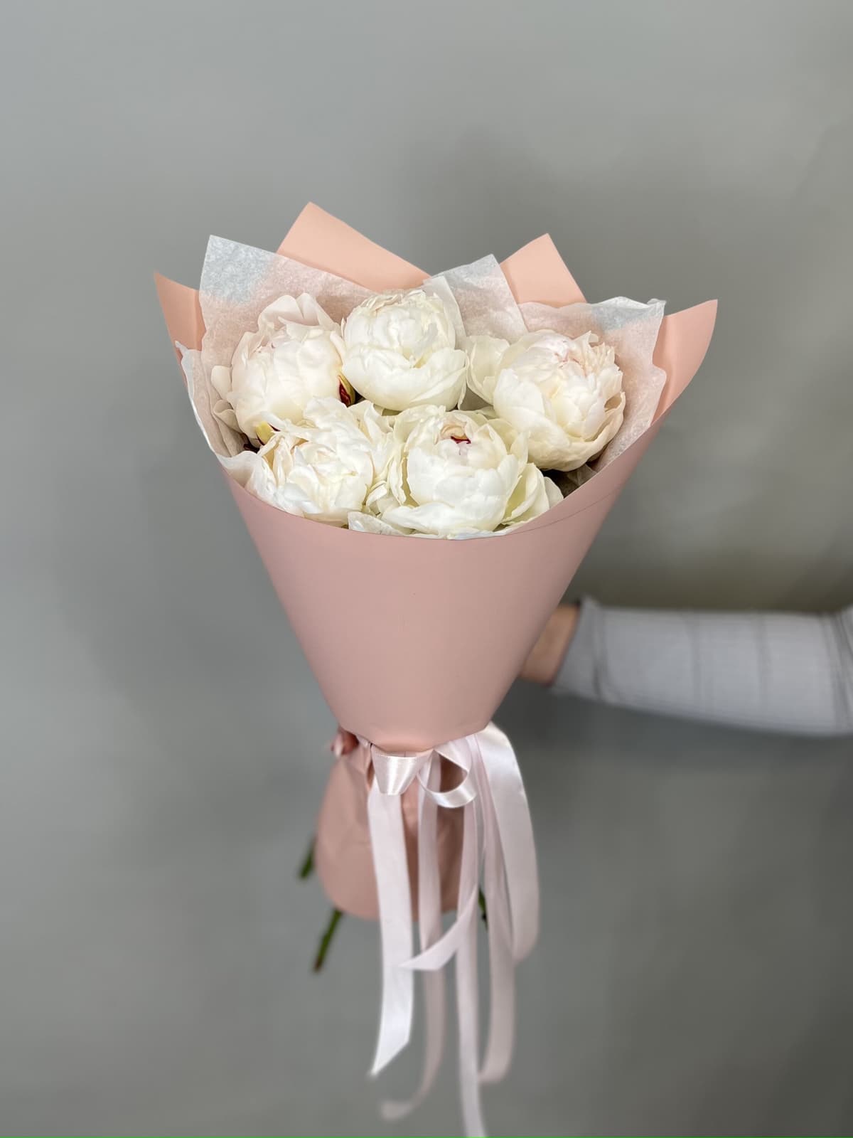 Стильный букет из 5 пионов Odile