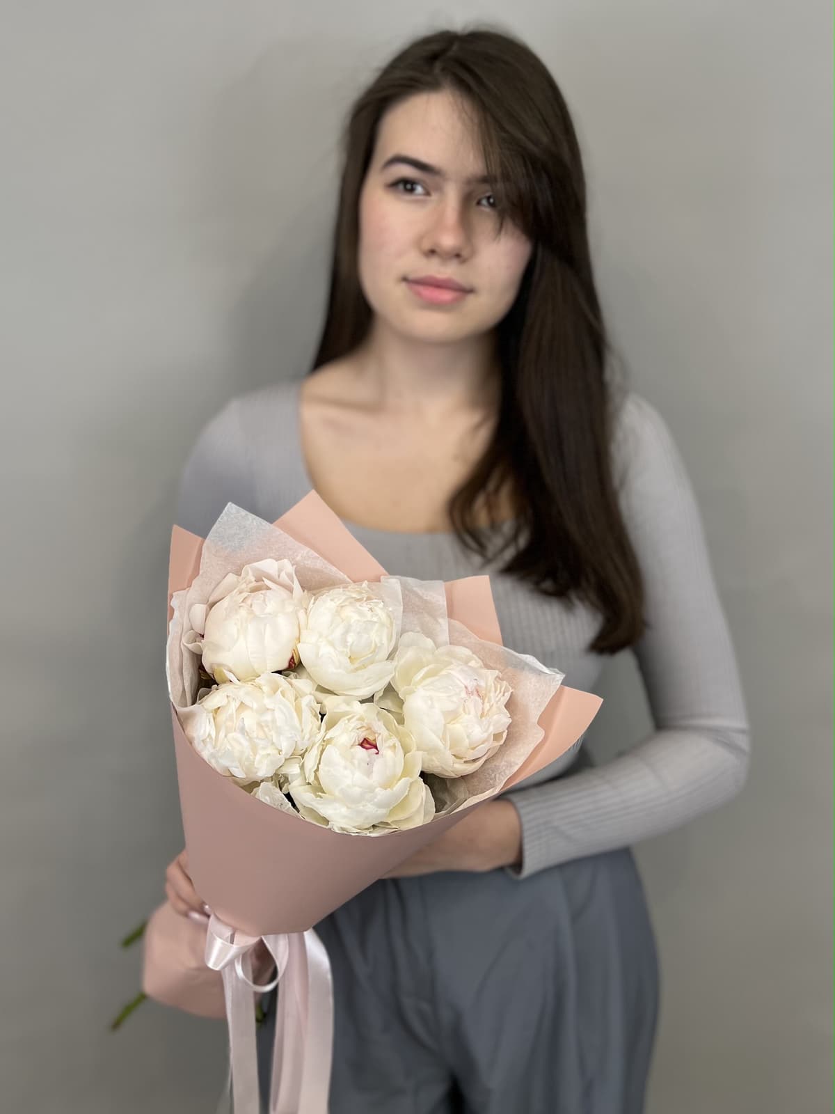 Стильный букет из 5 пионов "Одиль"