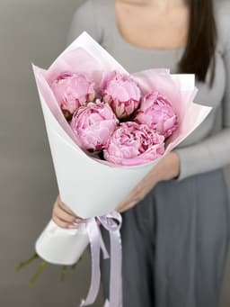 Красочный букет из 5 Пионов "Sara Bernard”