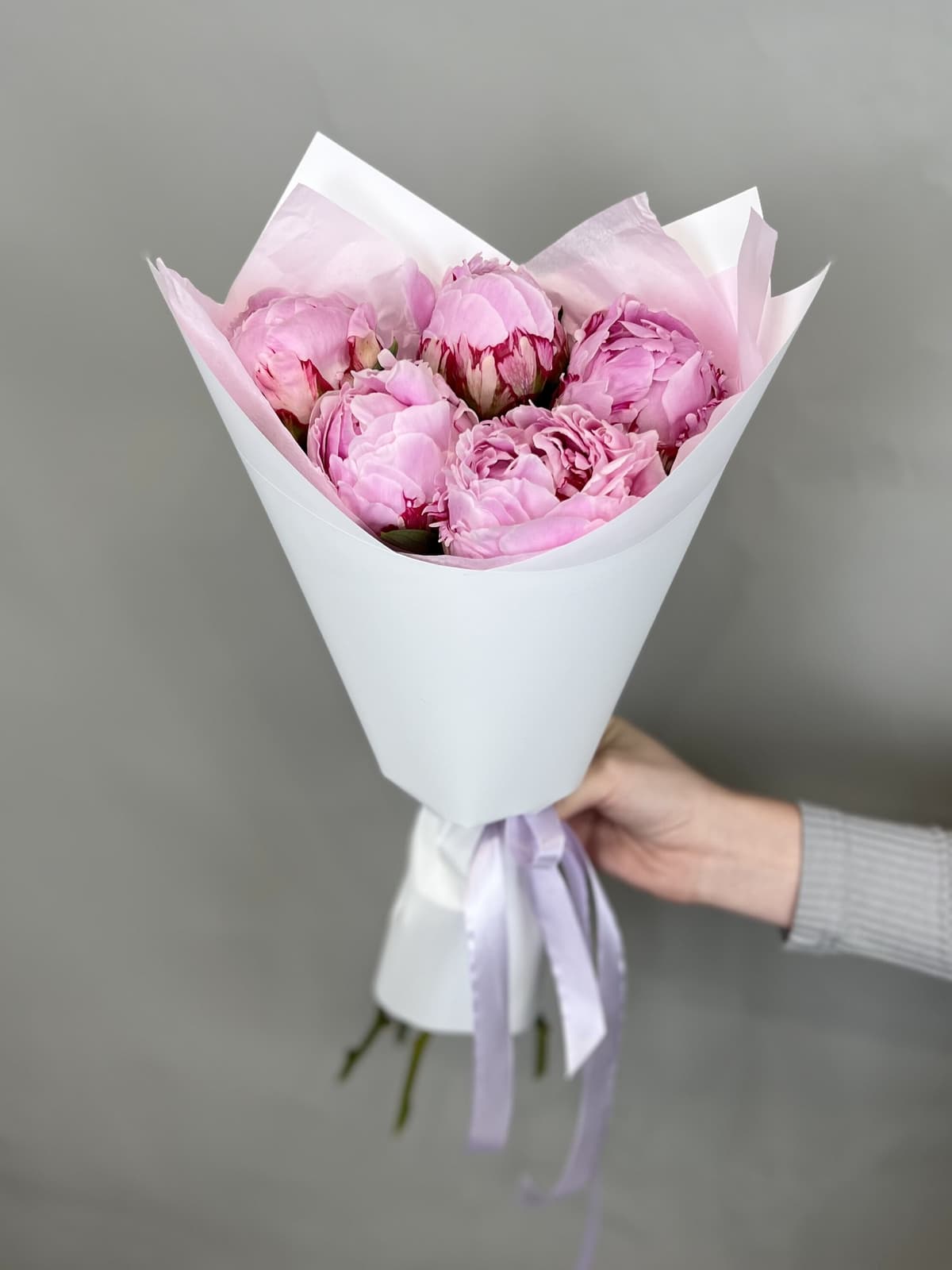 Красочный букет из 5 Пионов "Sara Bernard”