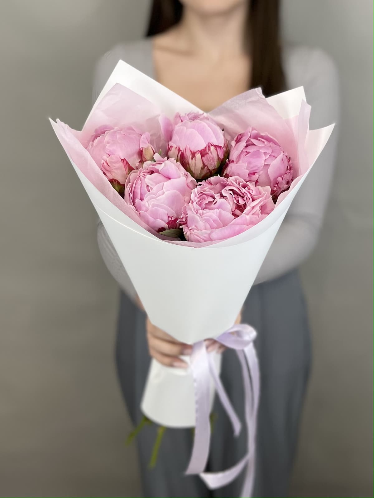 Красочный букет из 5 Пионов "Sara Bernard”