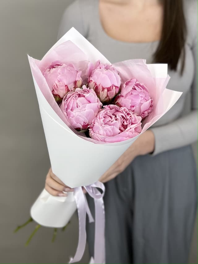 Красочный букет из 5 Пионов "Сара Бернар” Красочный букет из 5 Пионов "Сара Бернар”