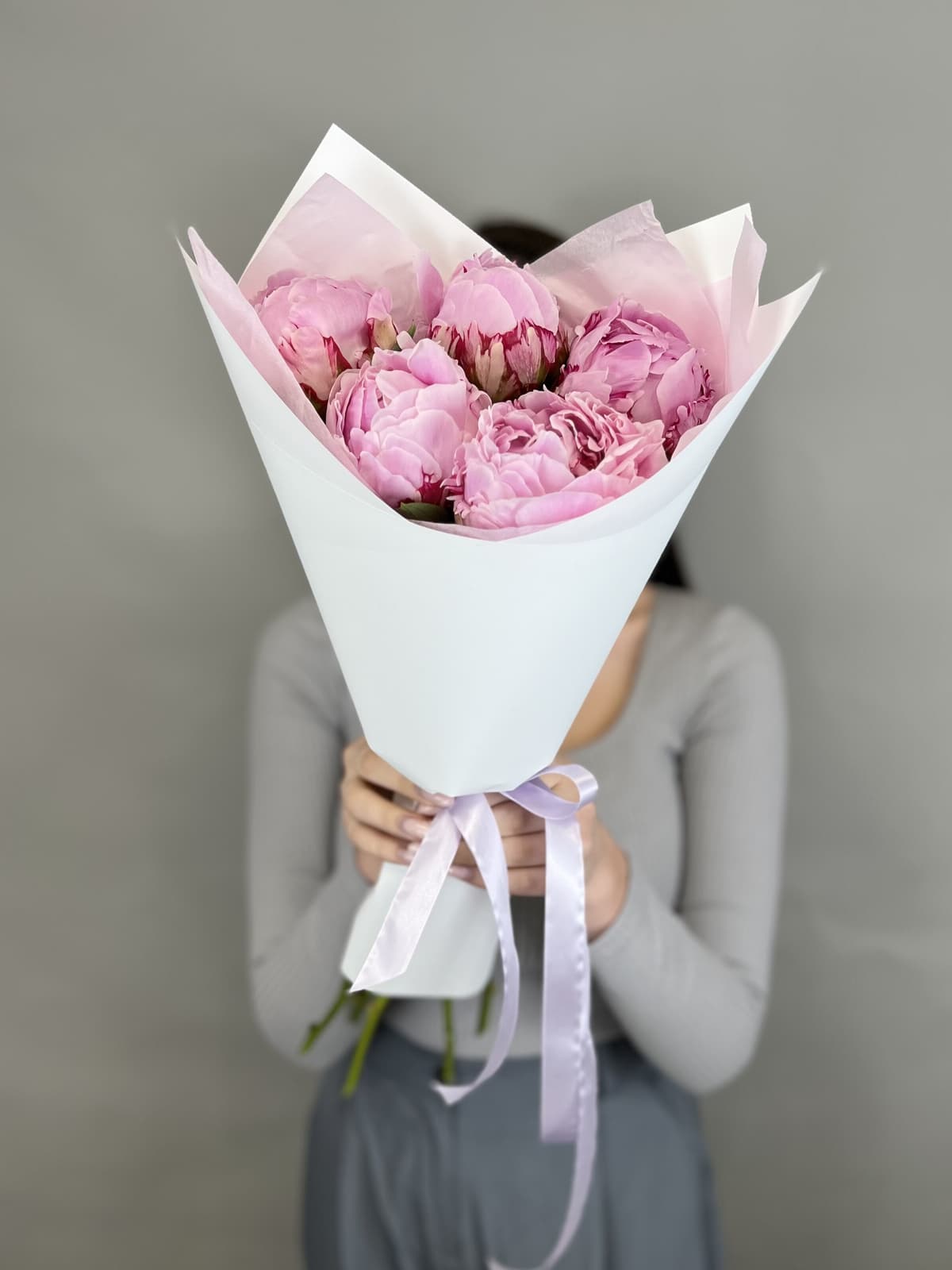 Красочный букет из 5 Пионов "Сара Бернар”