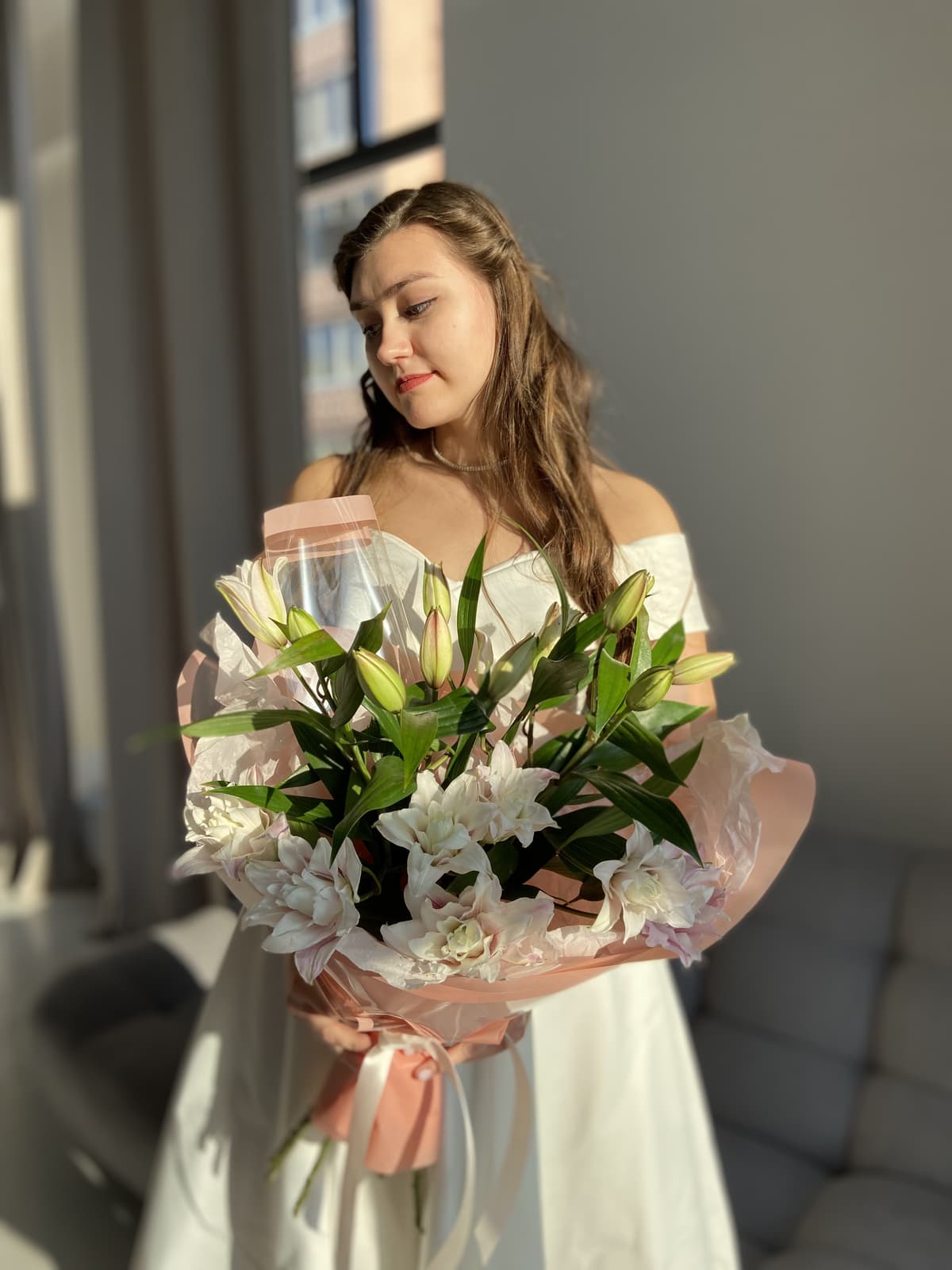 Красочный букет из 5 Пионовидных Лилий в матовой упаковке