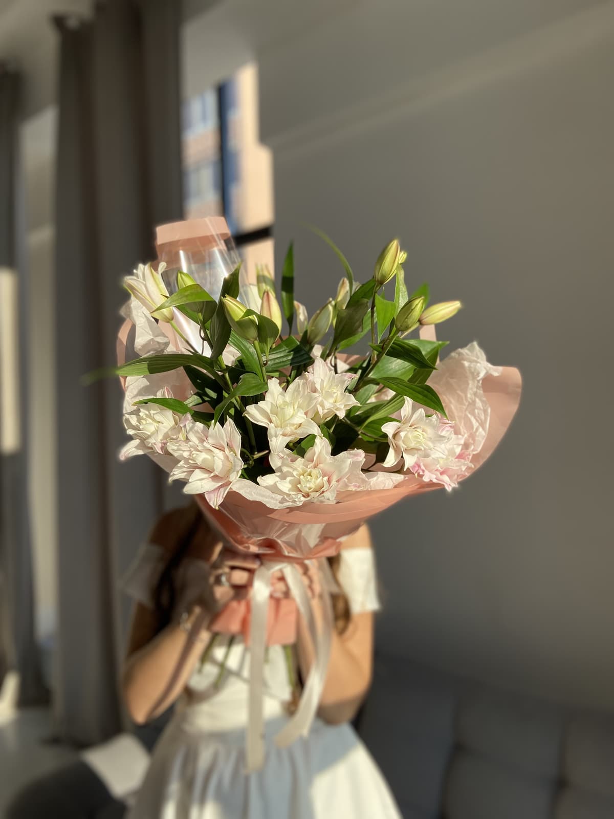 Красочный букет из 5 Пионовидных Лилий в матовой упаковке