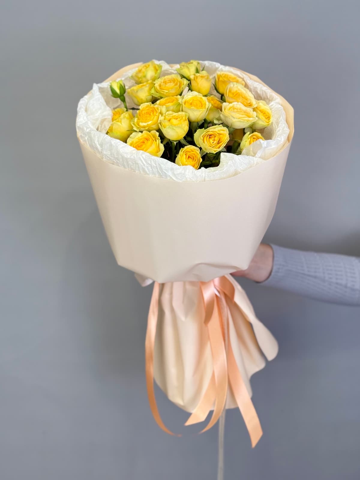 Букет из 5 желтых кустовых роз