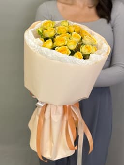 Букет из 5 желтых кустовых роз