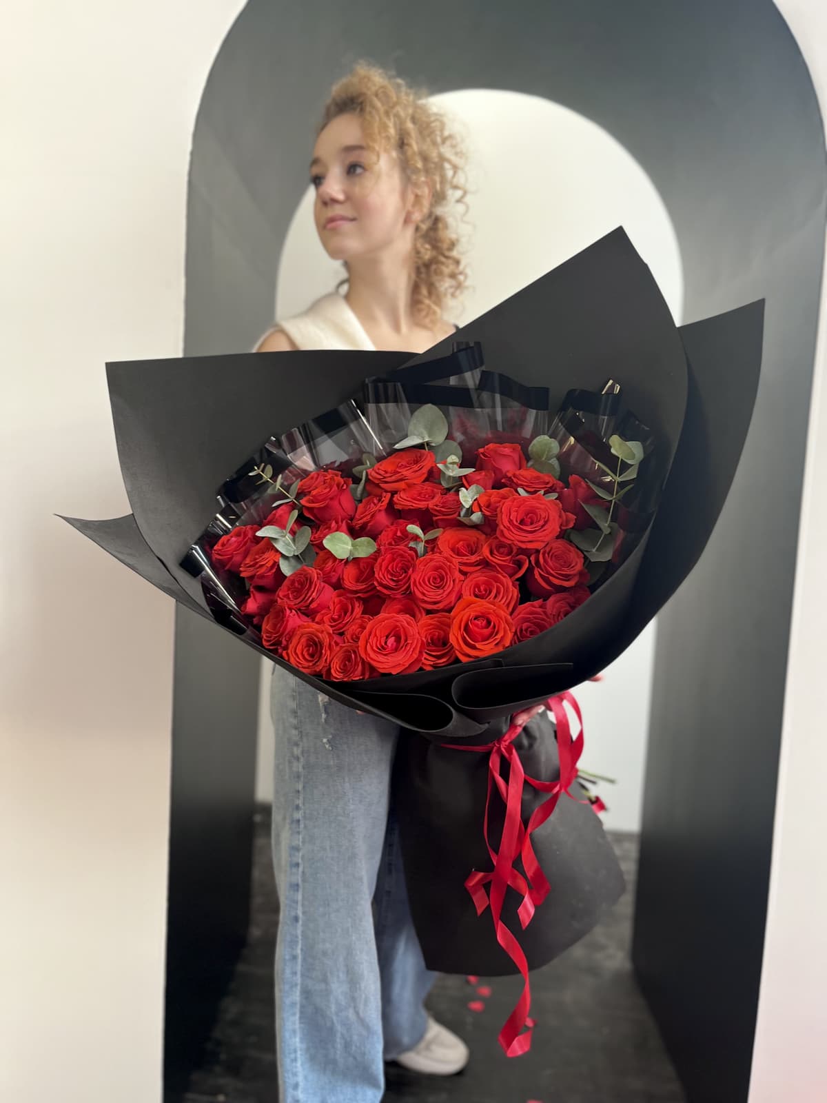 Роскошный букет из 51 Алой Розы с Эвкалиптом в фоамиране