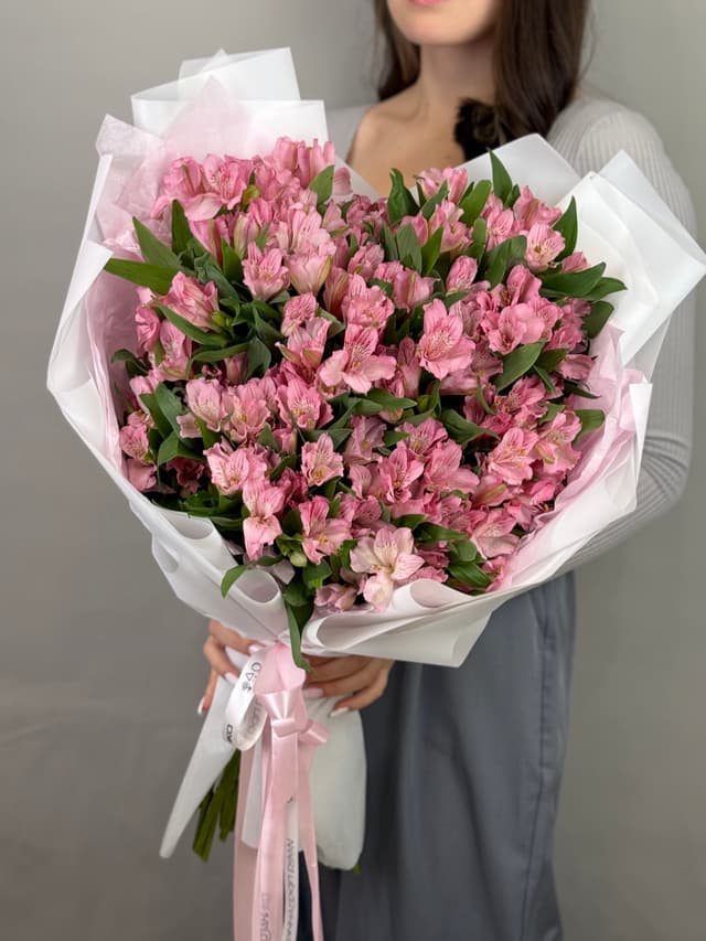 Прекрасный букет из 51 альстромерий "Примадонна" Прекрасный букет из 51 альстромерий "Примадонна"